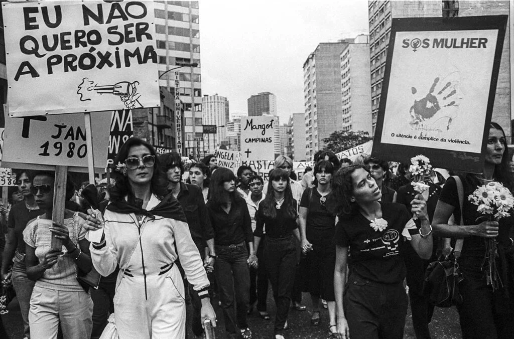 ATRIZ ARACY BALABALIAN NA PASSEATA SOS MULHER CONTRA MORTE DE ELIANE DE GRAMONUT