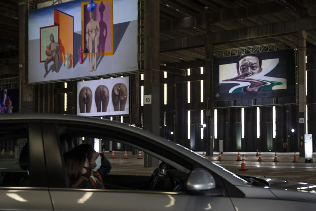 SAO PAULO, SP, 29.07.2020: ENSAIO - COTIDIANO -  NOVO  NORMAL - Ensaio sobre o novo normal no cotidiano de São Paulo, imposto pela pandemia do novo coronavírus e as medidas restritivas de segurança. Na foto, família visita de carro a exposição DriveThru.Arte na ARCA, na Vila Leopoldina. A exposição, com curadoria de Luis Maluf, foi exibida em um antigo galpão com 18 obras de arte entre os dias 17 de julho e 9 de agosto. (Foto: Mathilde Missioneiro/Folhapress) **EXCLUSIVO FOLHA**