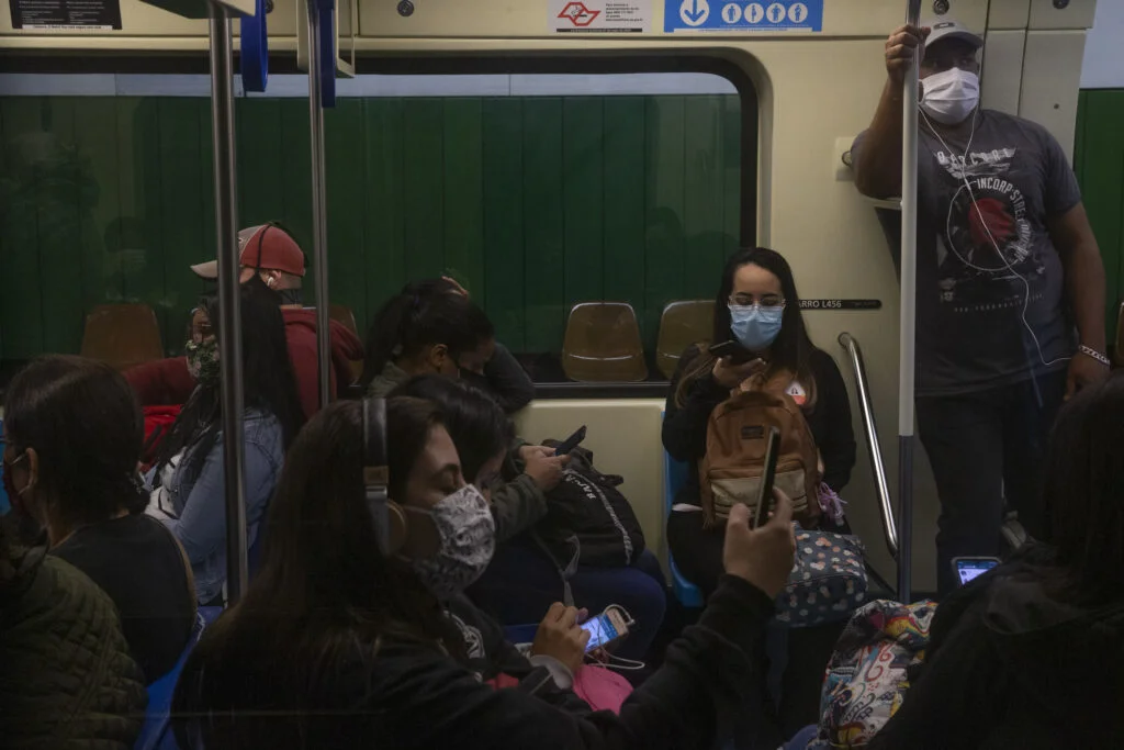 SAO PAULO, SP, 29.07.2020: ENSAIO - COTIDIANO -  NOVO  NORMAL - Ensaio sobre o novo normal no cotidiano de São Paulo, imposto pela pandemia do novo coronavírus e as medidas restritivas de segurança. Na foto, usuários do metrô, de máscara, dentro do metrô na Estação da Luz. (Foto: Mathilde Missioneiro/Folhapress) **EXCLUSIVO FOLHA**