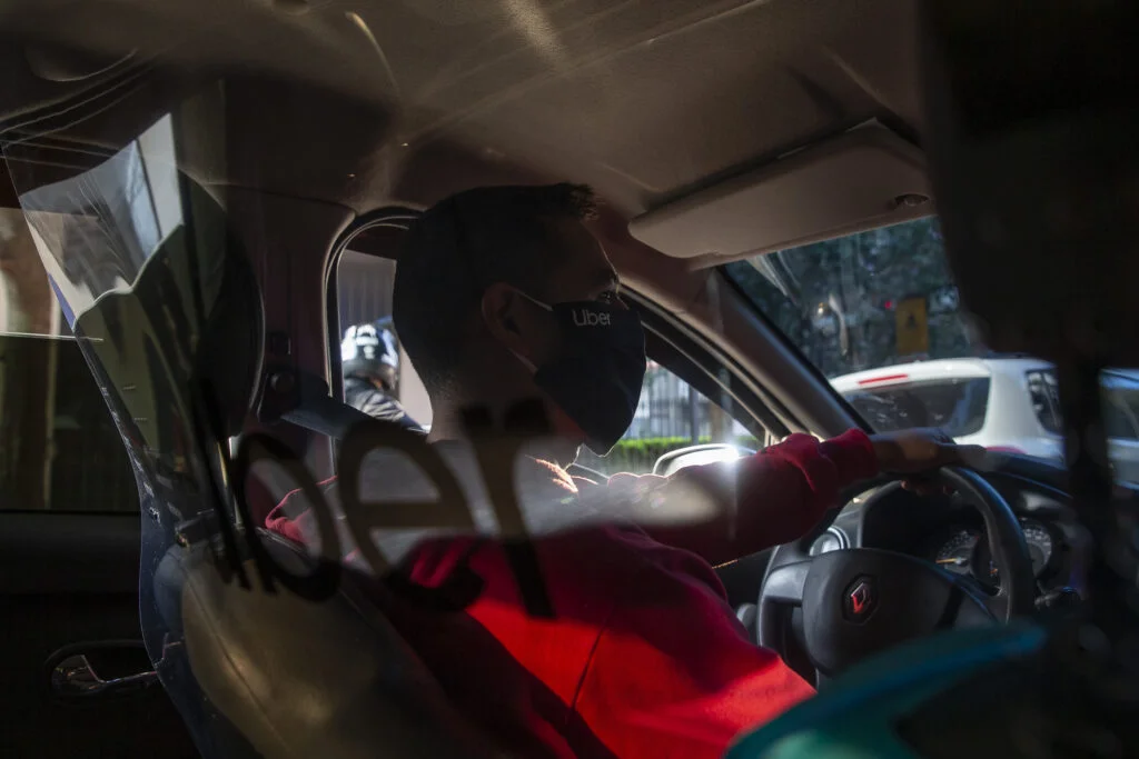 SAO PAULO, SP, 01.08.2020: ENSAIO - COTIDIANO -  NOVO  NORMAL - Ensaio sobre o novo normal no cotidiano de São Paulo, imposto pela pandemia do novo coronavírus e as medidas restritivas de segurança. Na foto, proteção de acrílico em carro de aplicativo para  isolar o motorista dos clientes. (Foto: Mathilde Missioneiro/Folhapress) **EXCLUSIVO FOLHA**