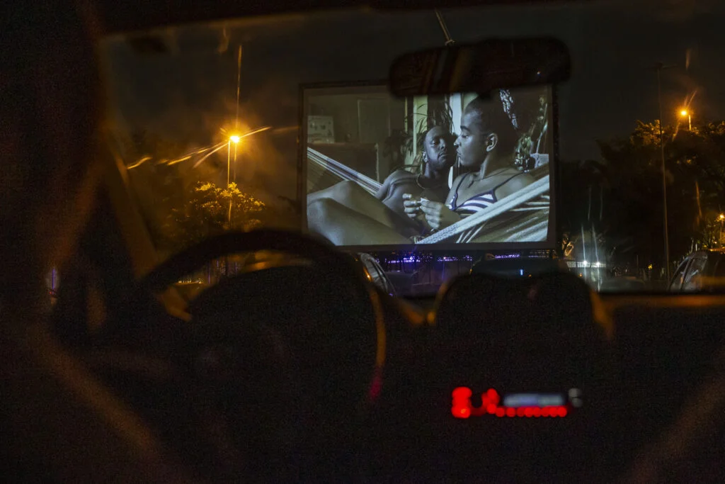 SAO PAULO, SP, 01.08.2020: ENSAIO - COTIDIANO -  NOVO  NORMAL - Ensaio sobre o novo normal no cotidiano de São Paulo, imposto pela pandemia do novo coronavírus e as medidas restritivas de segurança. Na foto, exibição do filme Café com Canela no cinema Drive-in Paradiso, no estacionamento da Assembléia Legislativa de São Paulo, no Ibirapuera. O Drive-in Paradiso foi o primeiro cinema ao ar livre gratuito oferecido à população de São Paulo na pandemia, com curadoria de produções nacionais. (Foto: Mathilde Missioneiro/Folhapress) **EXCLUSIVO FOLHA**