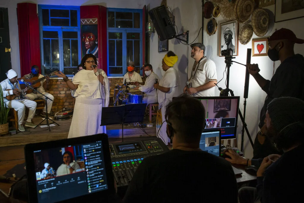 SAO PAULO, SP, 01.08.2020: ENSAIO - COTIDIANO -  NOVO  NORMAL - Ensaio sobre o novo normal no cotidiano de São Paulo, imposto pela pandemia do novo coronavírus e as medidas restritivas de segurança. Na foto, gravação de live do Samba pros Orixás na Casa Barbosa, na Bela Vista. Várias casas de samba como a Casa Barbosa tem oferecido lives de música na internet para entreter os clientes durante a quarentena. (Foto: Mathilde Missioneiro/Folhapress) **EXCLUSIVO FOLHA**