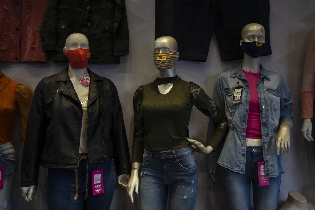 SAO PAULO, SP, 06.08.2020: ENSAIO - COTIDIANO -  NOVO  NORMAL - Ensaio sobre o novo normal no cotidiano de São Paulo, imposto pela pandemia do novo coronavírus e as medidas restritivas de segurança. Na foto, manequins de loja de roupas no Brás usam máscaras de proteção. (Foto: Mathilde Missioneiro/Folhapress) **EXCLUSIVO FOLHA**