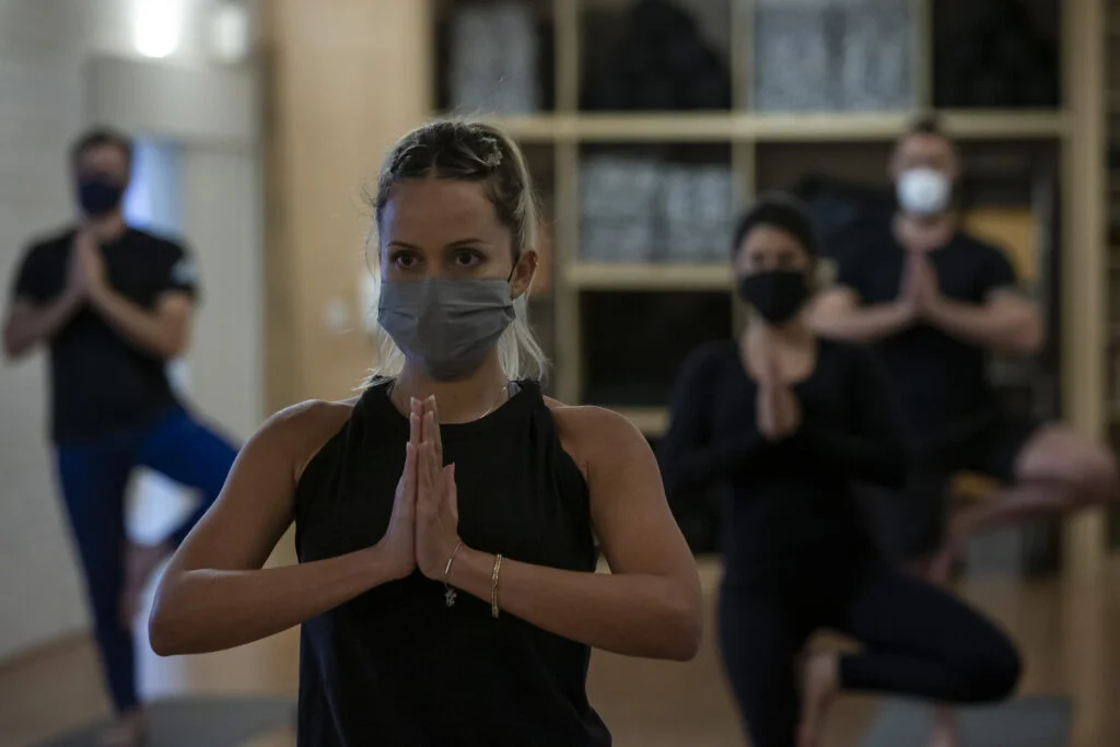 SAO PAULO, SP, 19.08.2020: ENSAIO - COTIDIANO -  NOVO  NORMAL - Ensaio sobre o novo normal no cotidiano de São Paulo, imposto pela pandemia do novo coronavírus e as medidas restritivas de segurança. Na foto, alunos do estúdio de yoga MyYoga fazem aula com distância de segurança e máscara, na Vila Nova Conceição. (Foto: Mathilde Missioneiro/Folhapress) **EXCLUSIVO FOLHA**