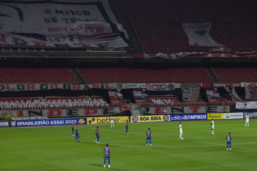 SAO PAULO, SP, 13.08.2020: ENSAIO - COTIDIANO -  NOVO  NORMAL - Ensaio sobre o novo normal no cotidiano de São Paulo, imposto pela pandemia do novo coronavírus e as medidas restritivas de segurança. Na foto, o jogo de futebol entre o São Paulo Futebol Clube e o Fortaleza Esporte Clube, válido pela segunda rodada do Campeonato Brasileiro, no Estádio Morumbi, acontece sem torcida nas arquibancadas. O clube tem instalado totens com fotos de torcedores nas arquibancadas e autorizado as torcidas a instalar bandeiras no estádio para animar os jogadores e fazer os torcedores se sentirem mais presentes durante as partidas. (Foto: Mathilde Missioneiro/Folhapress) **EXCLUSIVO FOLHA**