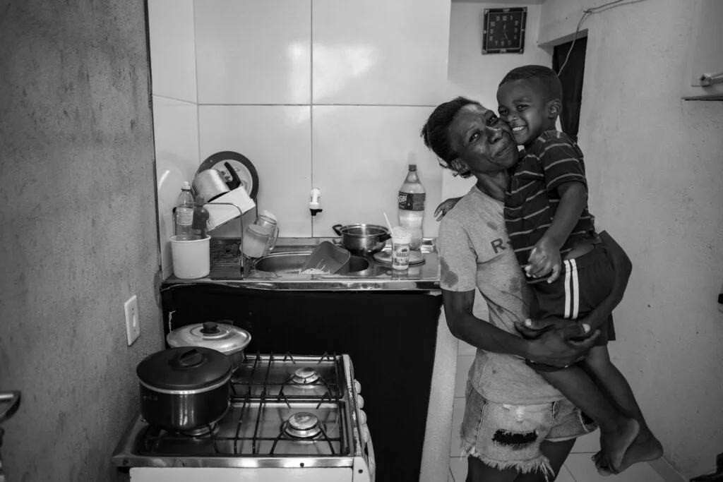 Nova Holanda, Complexo da Maré.  Rosilene da Paixão Justo, 43 anos e seu filho Arthur, 3 anos.