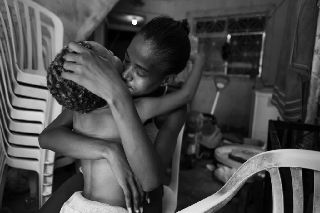 Favela do Tijolinho, Complexo da Maré. Ramona Jeronimo da Silva, 28 anos e seu filho, Carlos Henrique, de 5 anos;