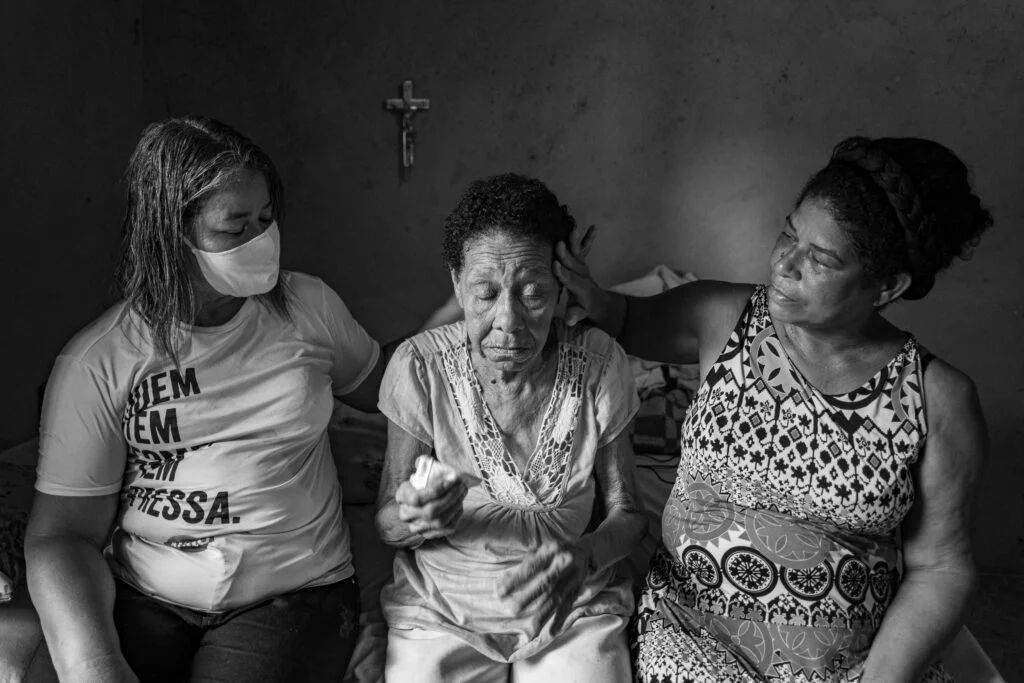Vila Central, Queimados. Casa de Nilza de Oliveira Barros, 85 anos. Nilz e suas duas filhas: Rosangela e Jaqueline.