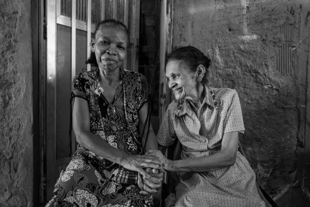 Quitungo, Brás de Pina. . Márcia Regina  e sua mãe, Nizete de 83 anos.