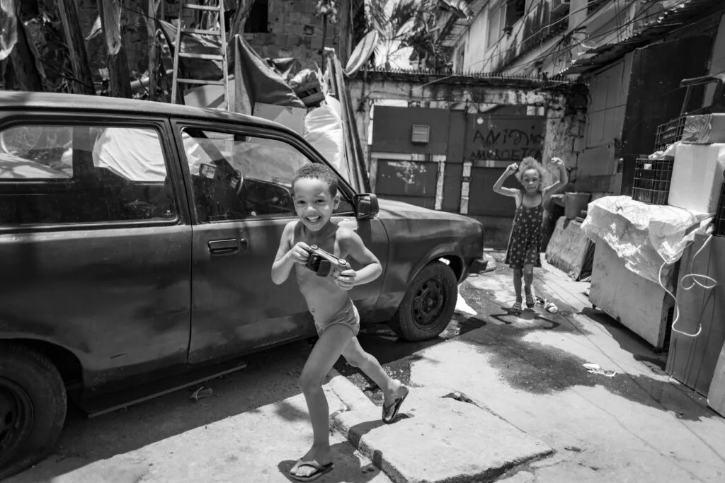 Quitungo, Brás de Pina. Bisneto de Dona Nizete: Giovana, 6 anos e Davi, 4 anos.