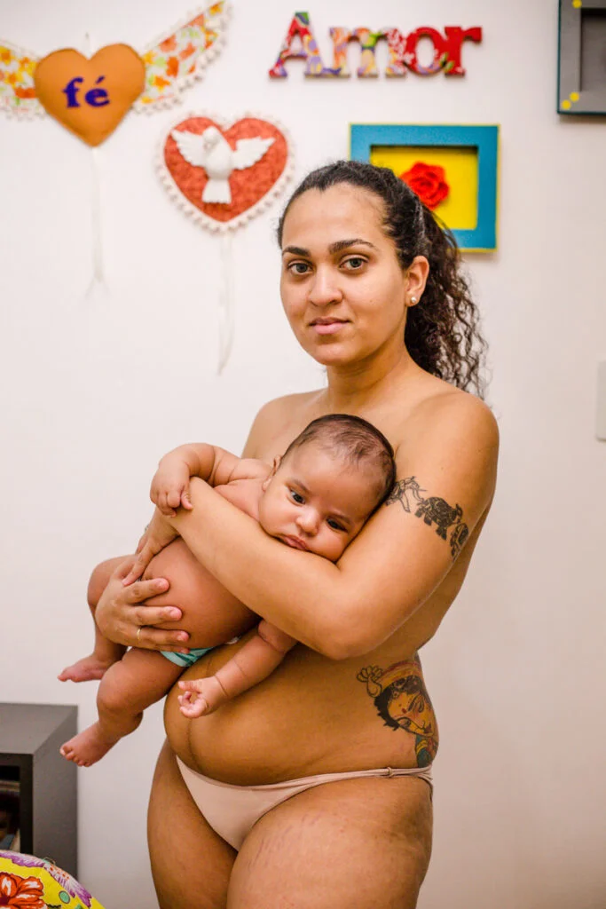 A collaborative photo poject about the marks brought by maternity in the body and soul