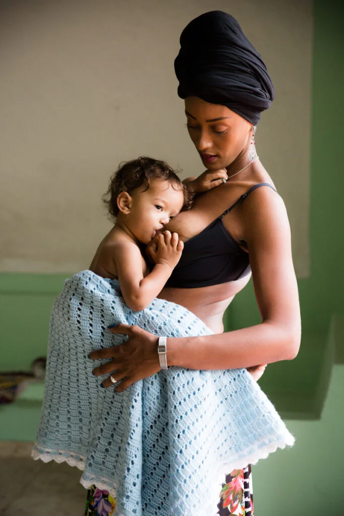 A photo poject about the marks brought by maternity in the body and soul